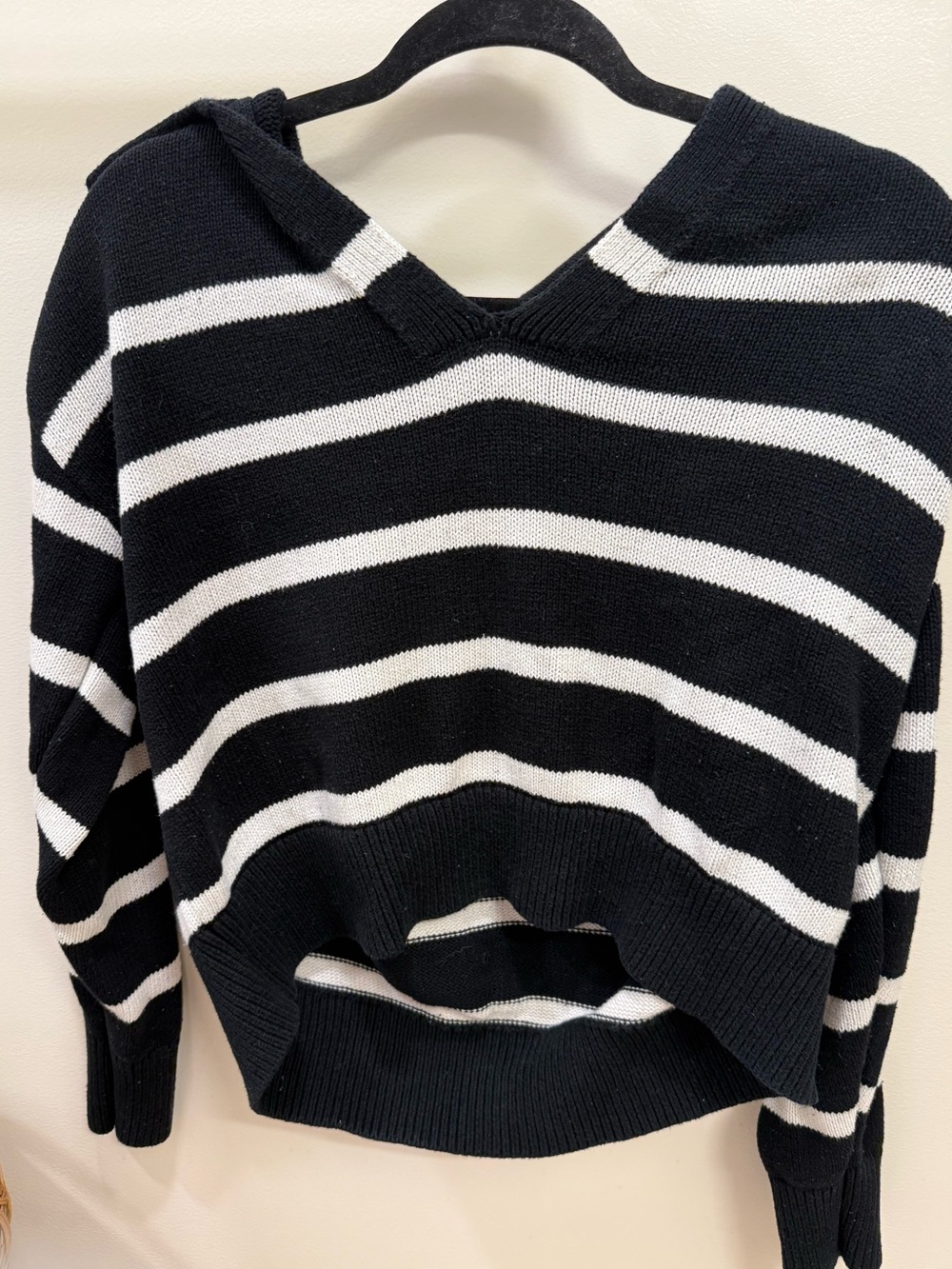 Old Navy Black & White Striped V-Neck Sweater